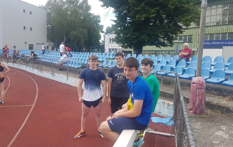  Op&auml;ť sa začalo s&uacute;ťažiť.